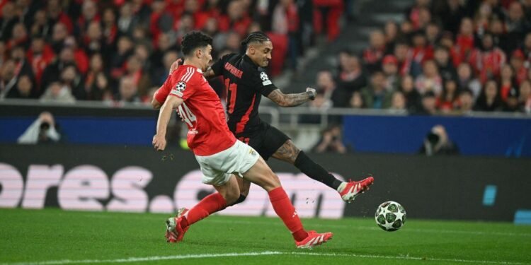 Barcelona Takes Key Step Towards Quarterfinals with Narrow Victory in Lisbon