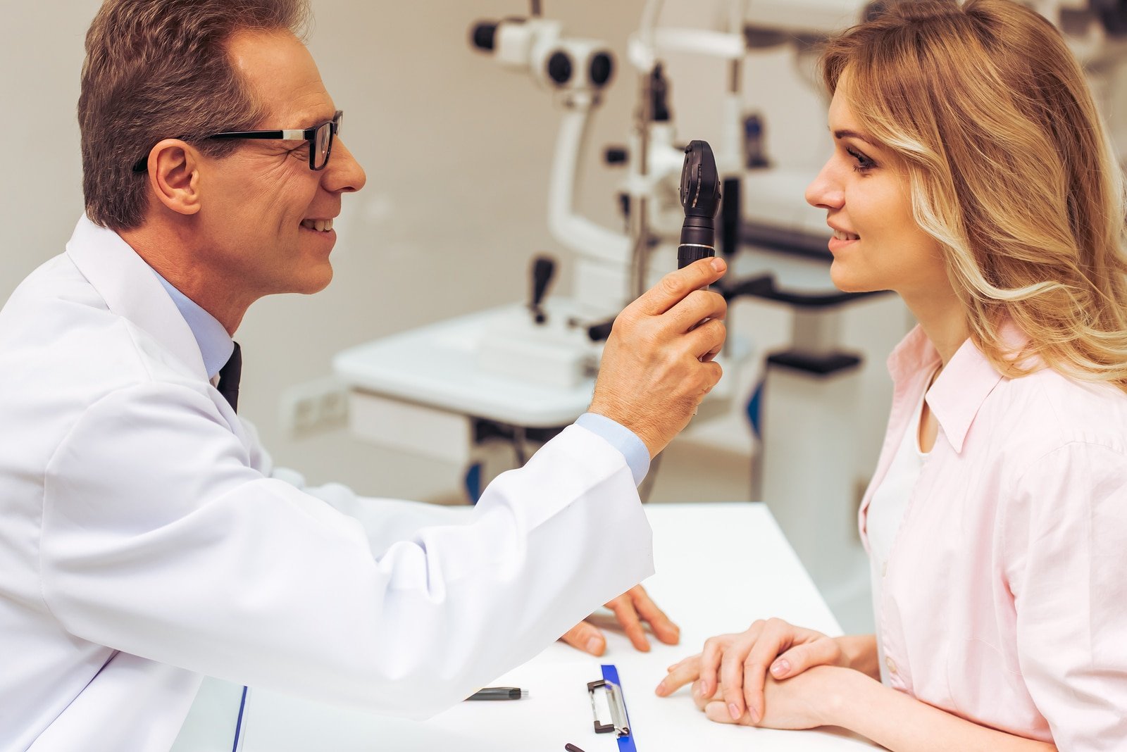 What does an optometrist do?