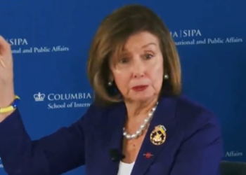 Pelosi flustered after embarrassing gaffe with Hillary Clinton caught on camera