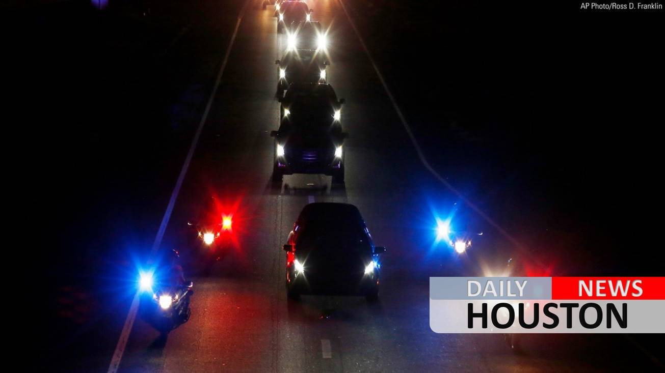 McCain’s body arrives in Phoenix, crowd gathers to pay respects