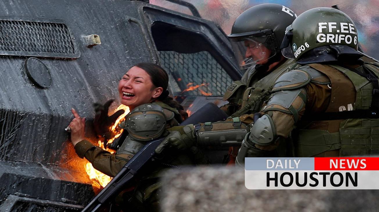 Chilean police officers set on fire by Molotov cocktails thrown by protesters