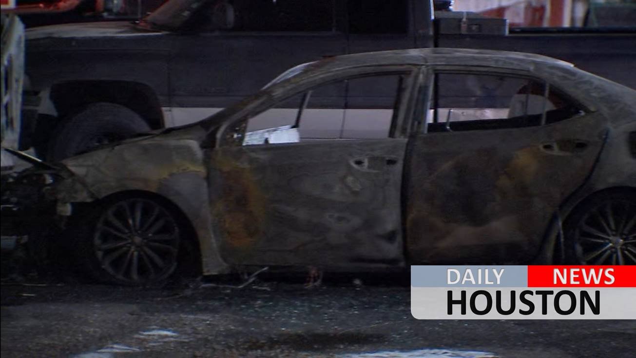 Man’s body found in backseat of burning car in north Houston