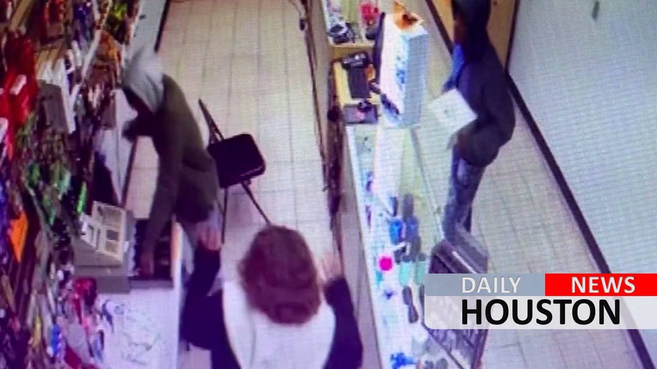 Clerk at NE Houston smoke shop says teens pulled gun out on her and stole hundreds of dollars