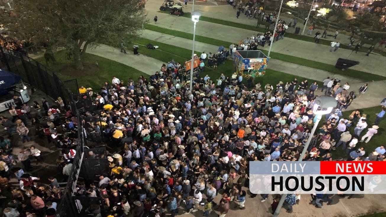 Long lines greet Garth Brooks fans at RodeoHouston