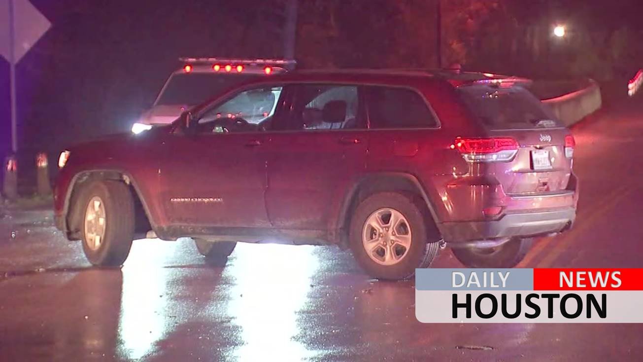 Chase suspect allegedly caught breaking into home jumps into White Oak Bayou to escape deputies