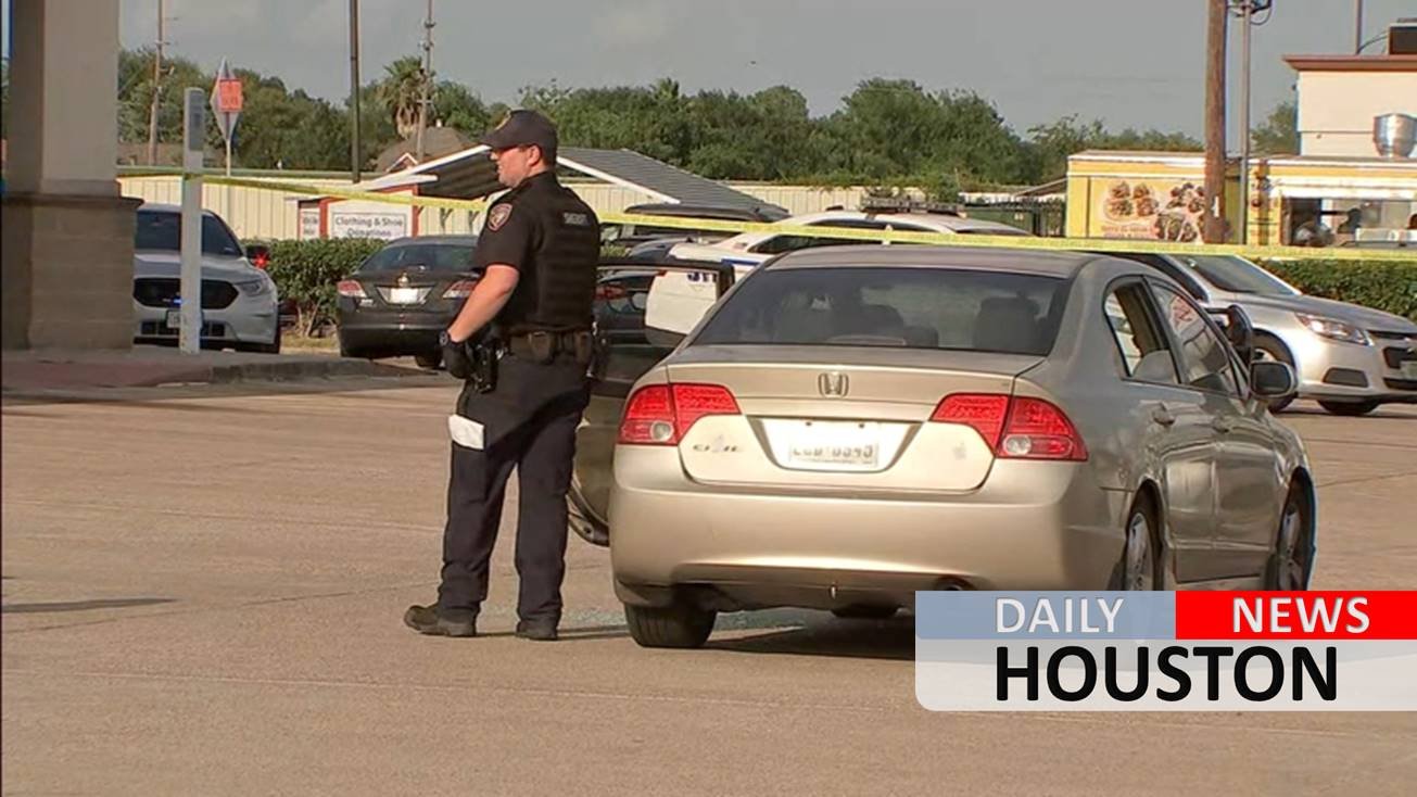 Carpool driver shot in face outside Houston Walgreens store