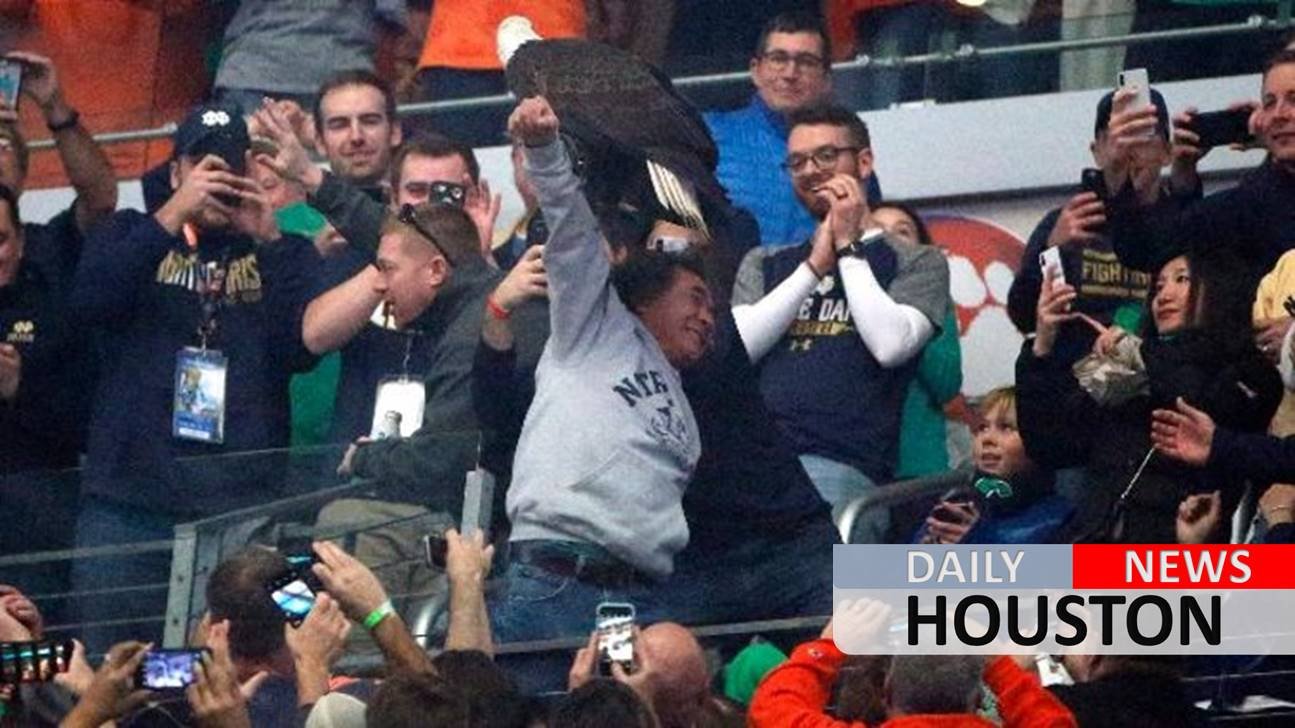 Eagle lands on Notre Dame fans before start of Cotton Bowl