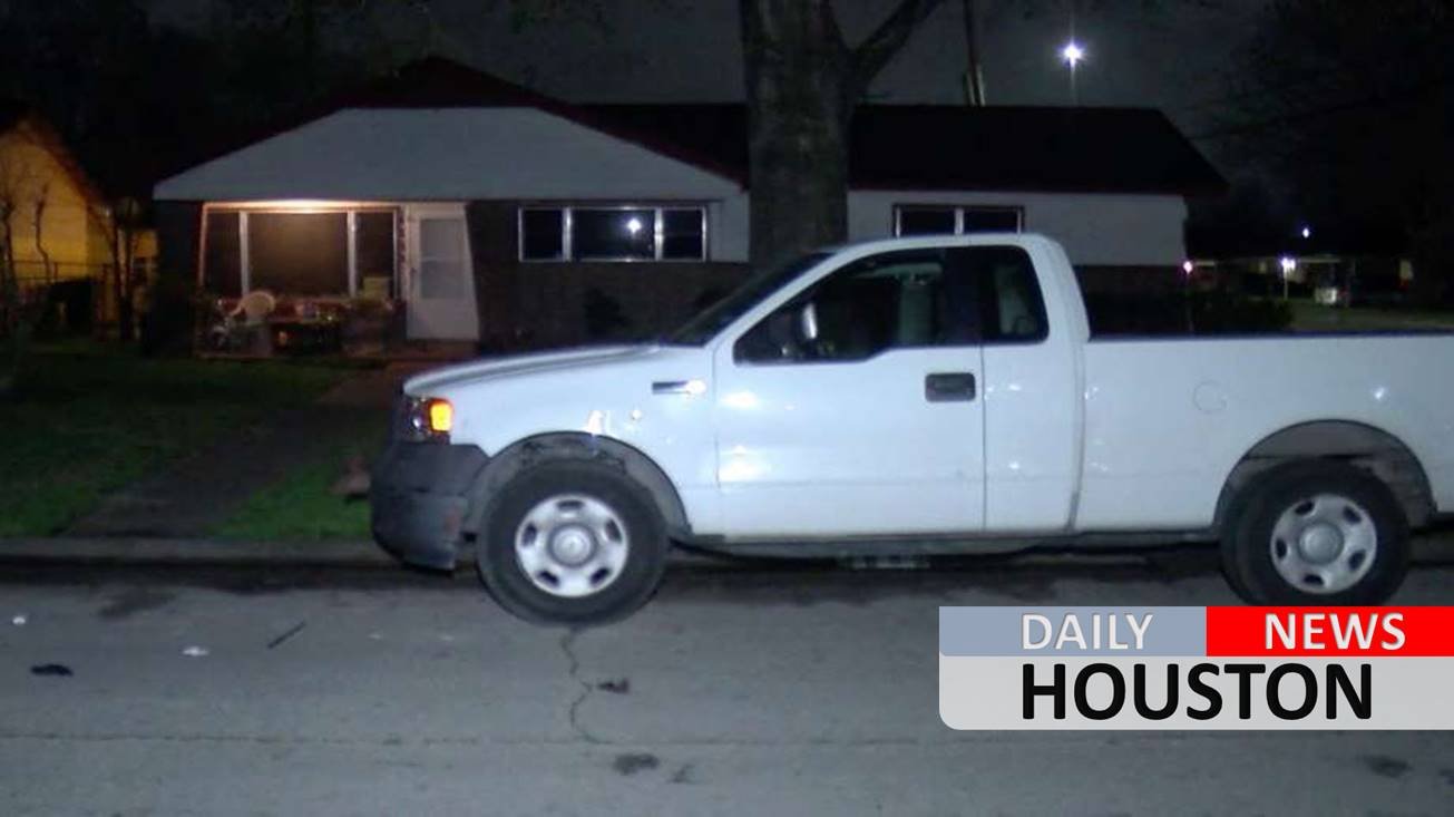 Man in his 70s robbed of $1,900 and shot outside Houston home