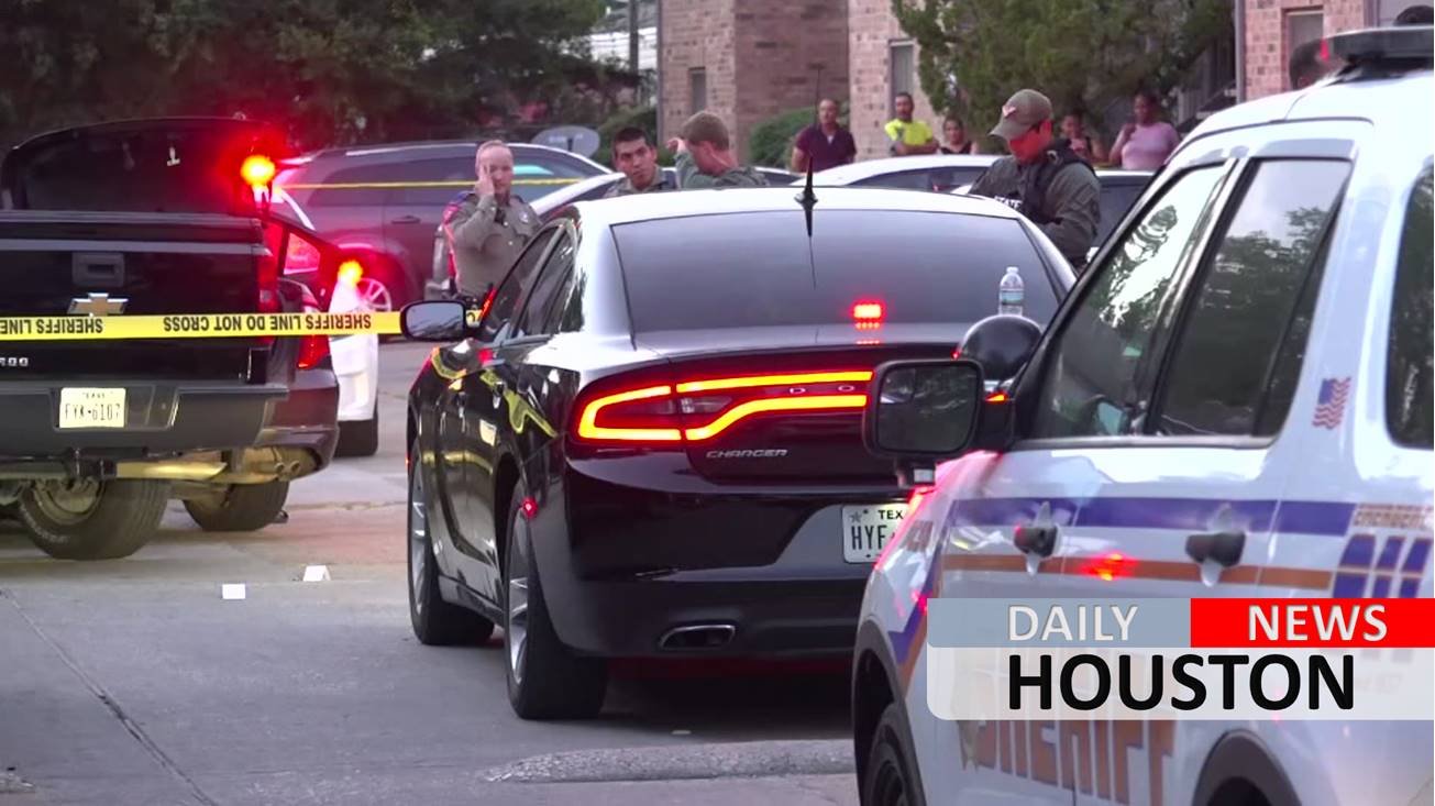 Gunfire erupts after deputies block in suspects at NE Harris Co. apartment complex