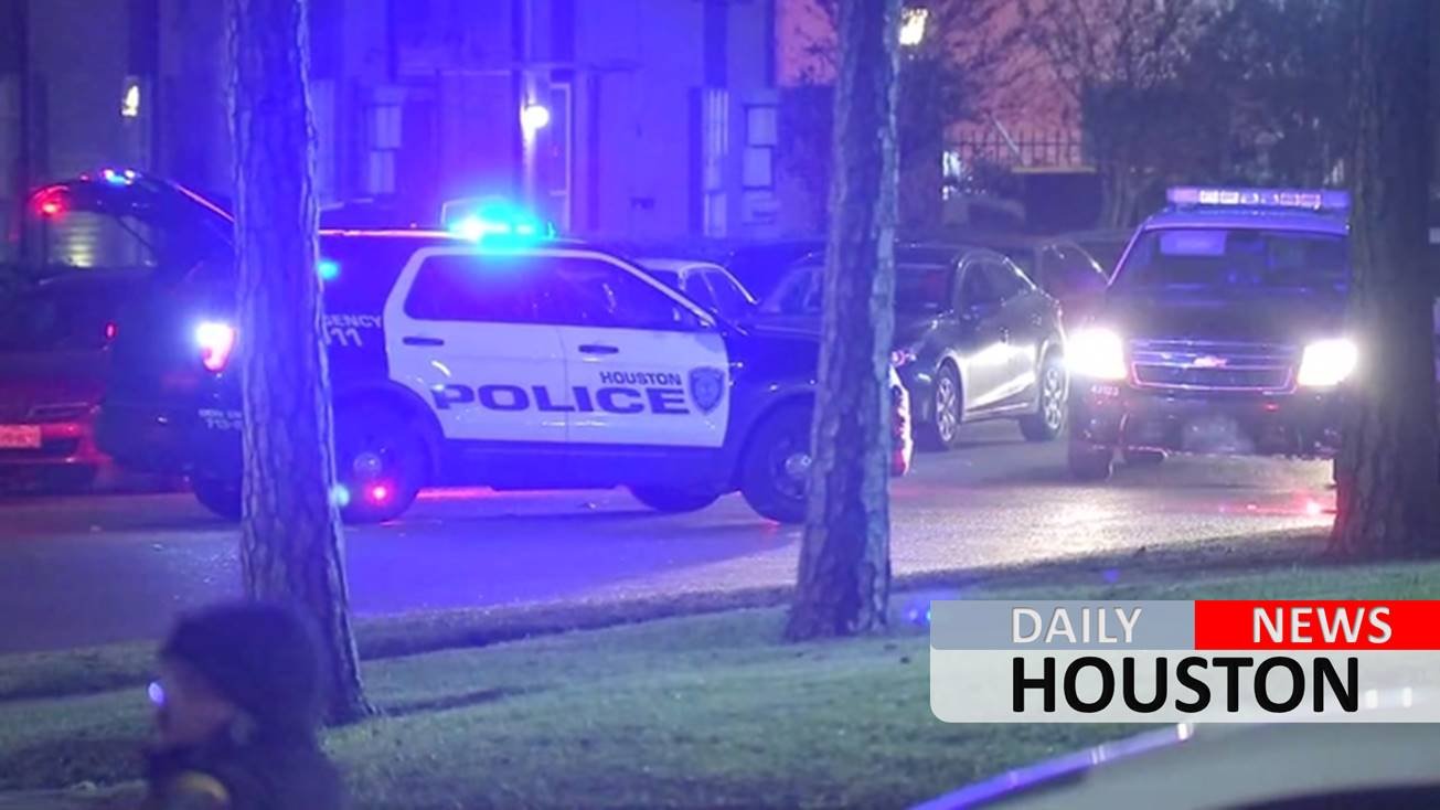 Mom and two kids struck by car in west Houston