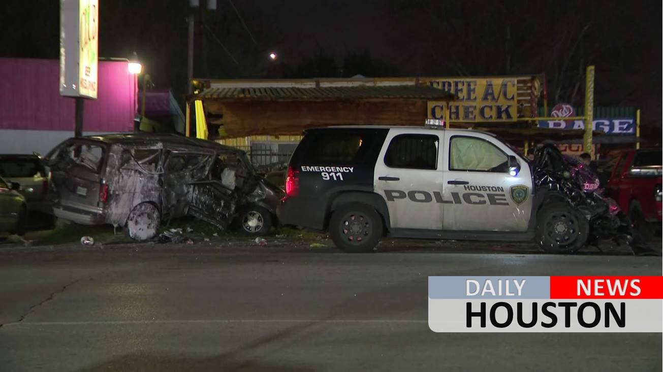 HPD officer transported to hospital after crash in southeast Houston