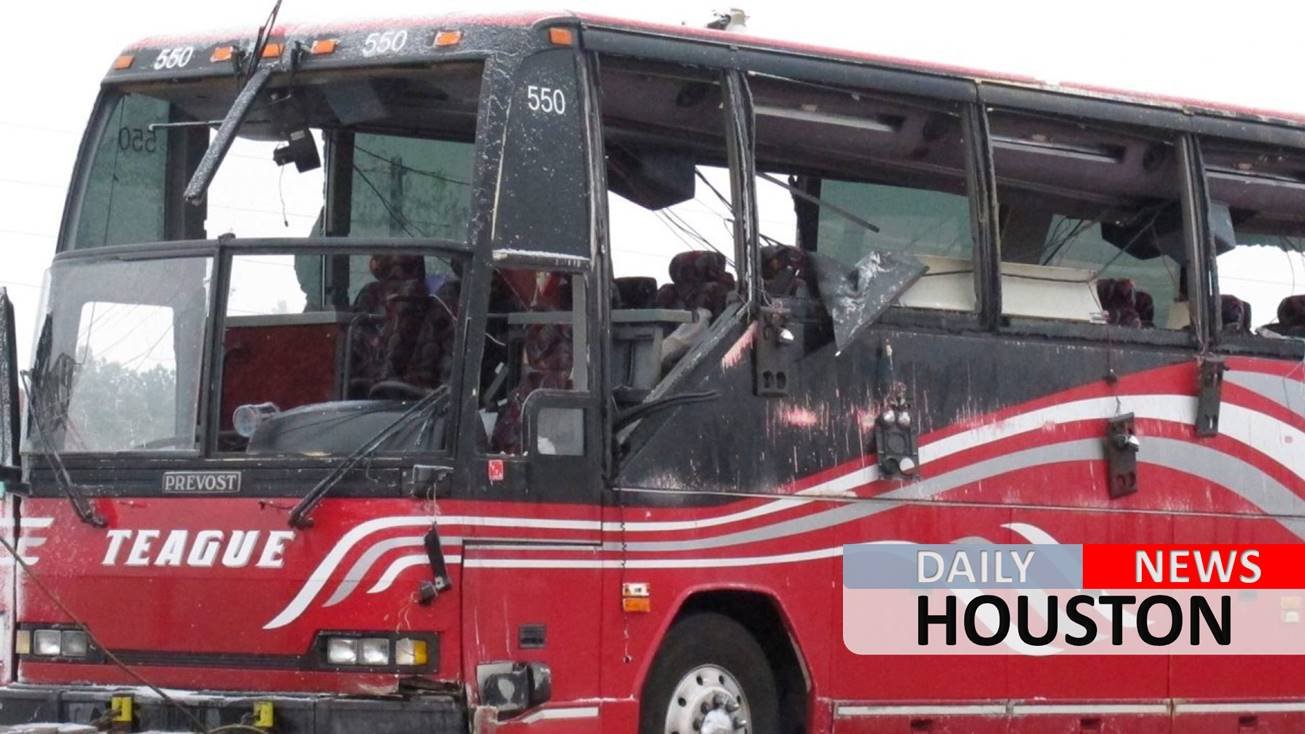 Mississippi bus crash leaves 2 dead, dozens wounded