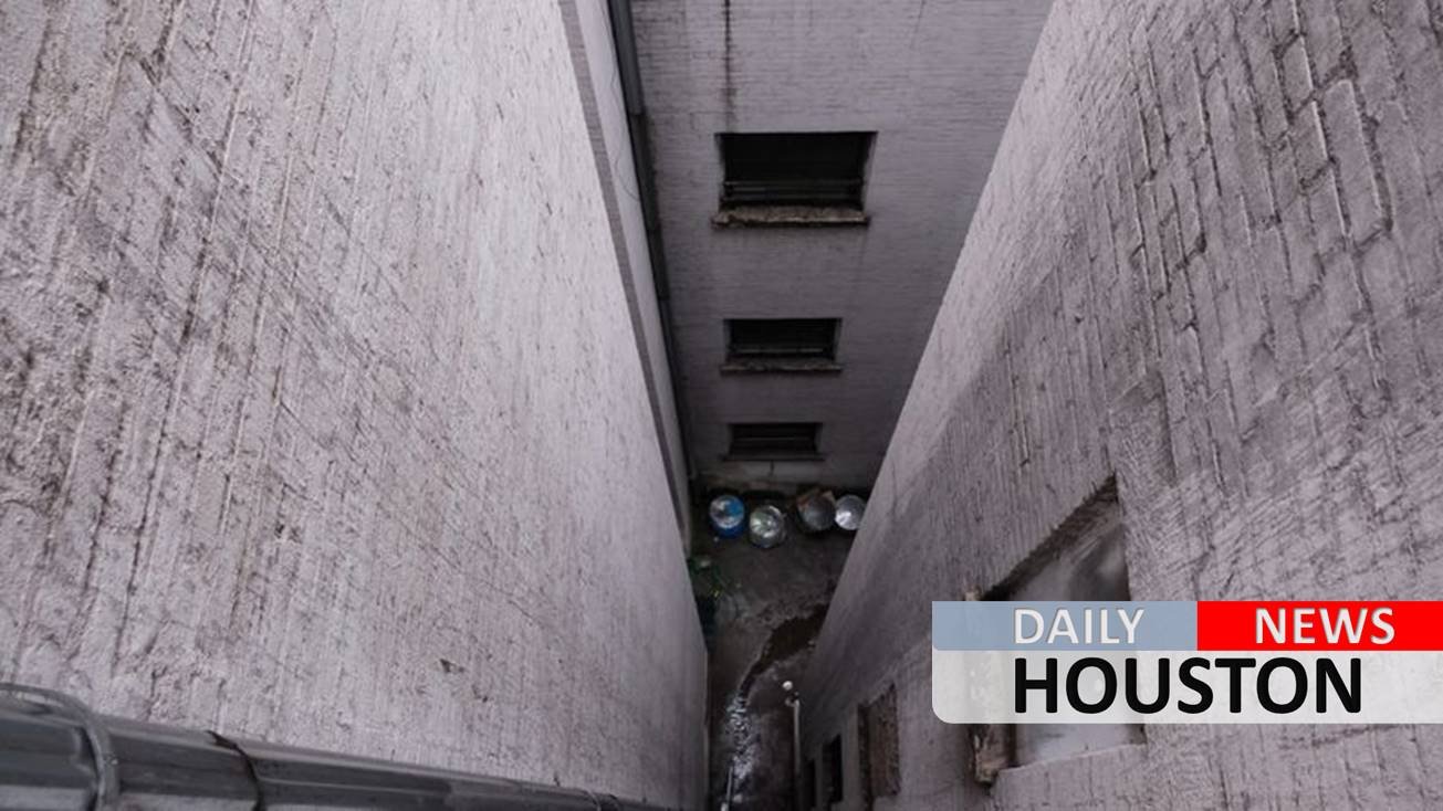 NYC woman, 22, in critical condition after Manhattan rooftop fall