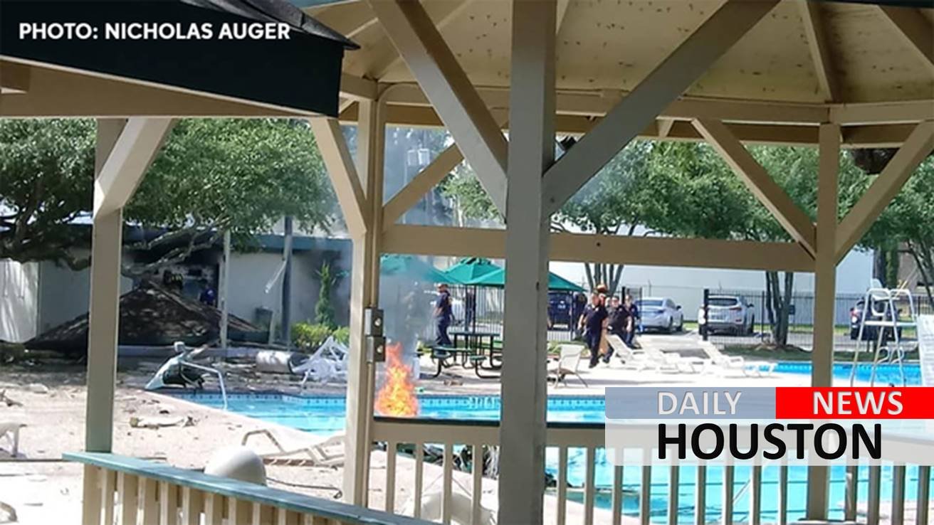 1 person dead after small plane crashes into community center building in west Harris County