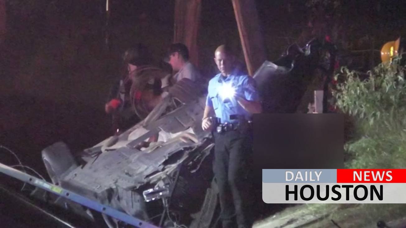 1 dead after car flips into ditch in Texas City