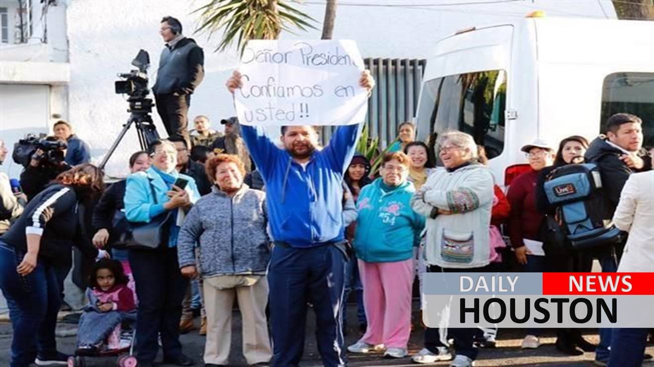 Llevan vecinos porras a AMLO