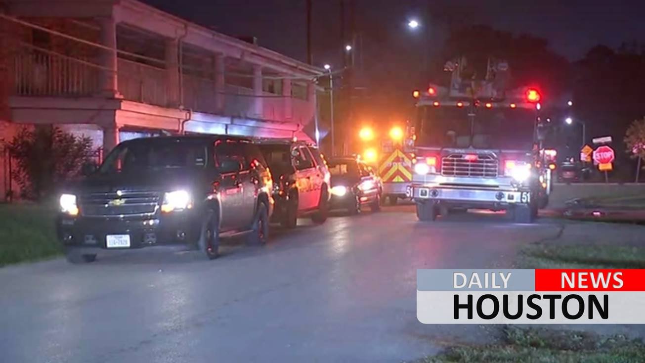 2 people shot possibly over parking lot dispute at apartment complex in SW Houston