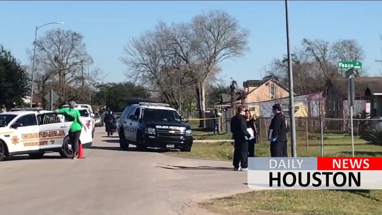 HPD searches for suspects involved in liquor store parking lot shooting in SE Houston